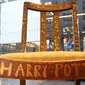 Kursi kayu yang dipakai JK Rowling saat menulis dua buku pertama Harry Potter dipajang di Heritage Auctions, New York, 4 April 2016. Kursi yang ditandatangani sang novelis itu dibuka dengan harga US$ 45 ribu (sekitar Rp 588,8 juta). (William EDWARDS/AFP)