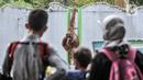 Wisatawan saat orangutan di Taman Margasatwa Ragunan, Jakarta, Jumat (14/5/2021). Taman Margasatwa Ragunan diperuntukan khusus bagi warga ber-KTP DKI Jakarta. (merdeka.com/Iqbal S. Nugroho)