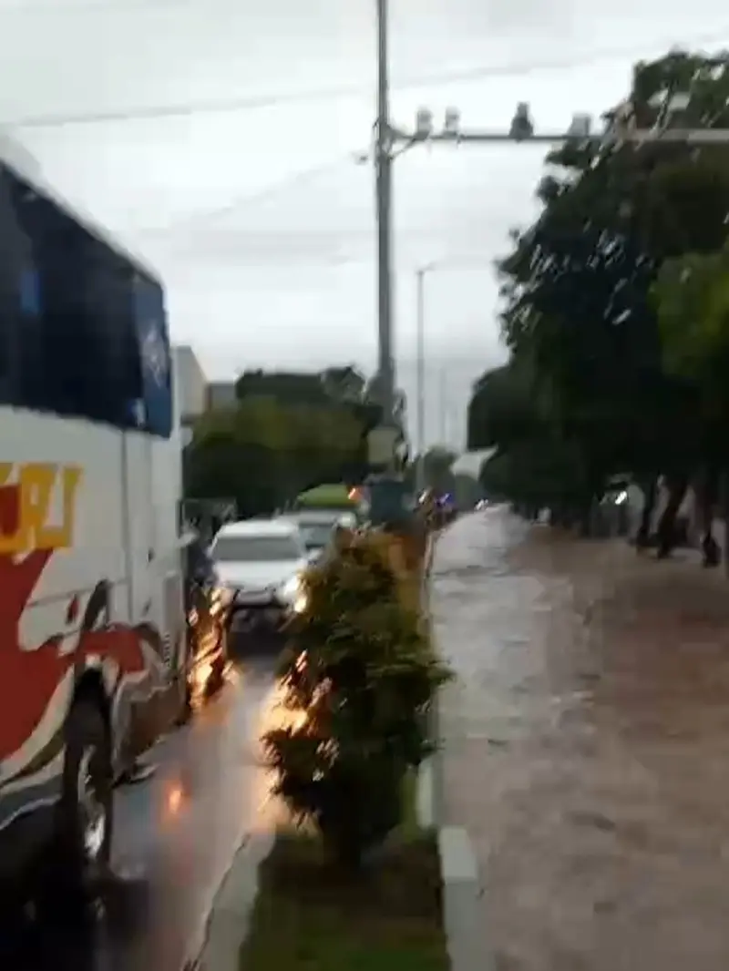 Ruas jalan S Parman Banyuwangi terendam banjir. (Istimewa)