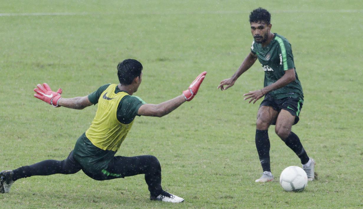 Pemain Timnas Indonesia U-22, Rifal Lastori, saat latihan di Stadion Madya, Senayan, Jakarta, Senin (12/1). Latihan kali ini tidak dipimpin Indra Sjafri karena sedang mengikuti lisensi kepelatihan Pro AFC di Spanyol. (Bola.com/M Iqbal Ichsan)