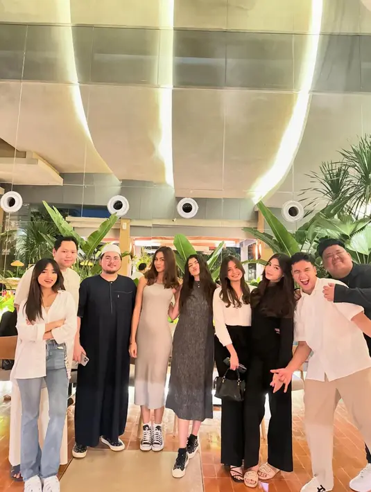 Outfit manis ala Fuji untuk bukber. Di sini Fuji tampil simpel chic mengenakan kemeja putih lengan panjang, yang dipadunya dengan celana jeans, dan sneakers putih. [Foto: Instagram/fuji_an]