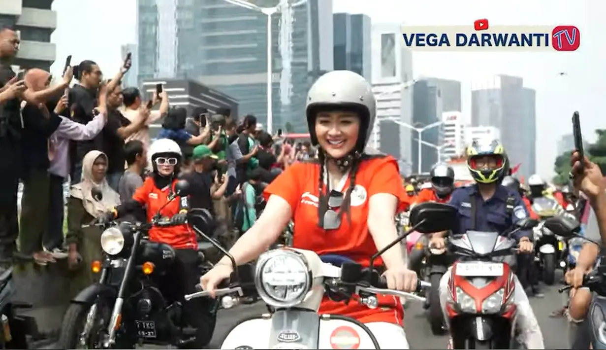 Penampilan Vega saat ikut iring-iringan Timnas U-22  bersama para ribuan suporter melakukan konvoi merayakan kemenangan. [Youtube/Vega Darwanti TV]