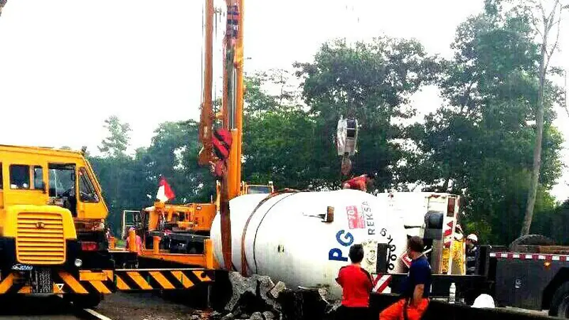 truk LPG terguling