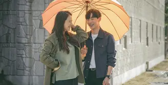 Drama terbaru Song Ji Hyo dan Park Si Hoo, Lovely Horribly akan hadir pada 13 Agustus. (Soompi)