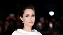 Aktris Angelina Jolie rupanya tengah dirundung kekalutan. Ya, seperti itu lah gambaran yang terlihat dari wajah Jolie di poster film By the Sea. (Bintang/EPA)