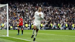 Pemain Real Madrid, Jude Bellingham melakukan selebrasi setelah mencetak gol pertamanya pada musim ini dalam laga lanjutan Liga Spanyol 2024/2025 melawan Osasuna yang berlangsung di Santiago Bernabeu, Madrid, Spanyol, Sabtu (09/11/2024) WIB. (AFP/Oscar Del Pozo)