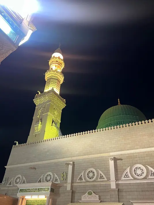 Dari unggahannya, Shenina pun seolah mengagumi berbagai sudut indah dari masjid bersejarah tersebut. [Foto: Instagram/sheninacinnamon]