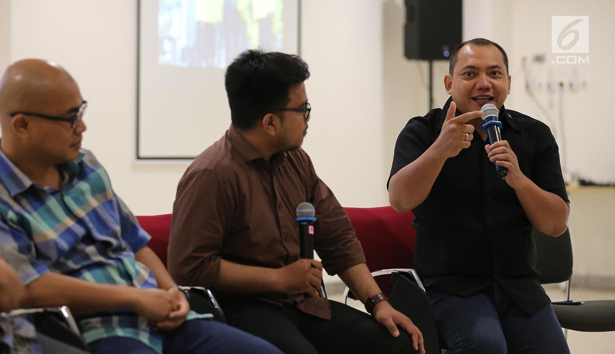 Taufik Basari (kanan) dan para aktivis 98 saat menjadi pembicara dalam talkshow 20 tahun (Belum Tuntasnya) Reformasi di Kampus UI Salemba, Jakarta, Sabtu (19/5). Talkshow membahas Anti KKN, Supremasi Hukum dan Dwifungsi ABRI. (Liputan6.com/Fery Pradolo)