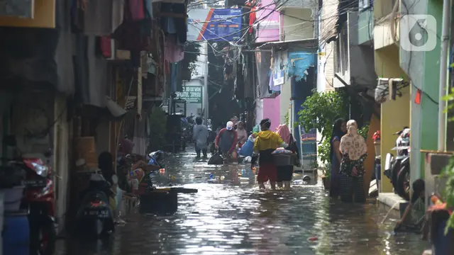 Banjir Rob Masih Genangi Kawasan Muara Baru hingga Malam Hari