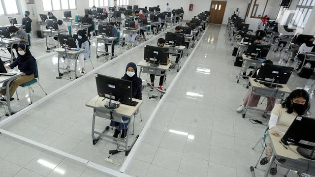 FOTO: Ujian Tulis Berbasis Komputer di Tengah Pandemi COVID-19