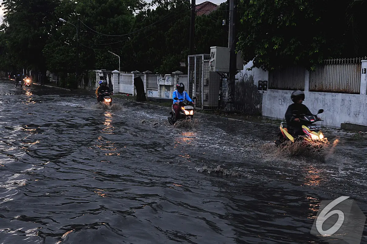 Anak Kali Ciliwung Meluap