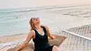 Saat berada di Bali, pelantun tembang Sakitnya Tuh Disini itu tampak bersantai di tepi pantai dengan balutan dress mini berwarna hitam. Pemandangan indah di belakangnya seakan menggambarkan suasana damai dan adem yang ia rasakan. (Liputan6.com/IG/@cita_citata)