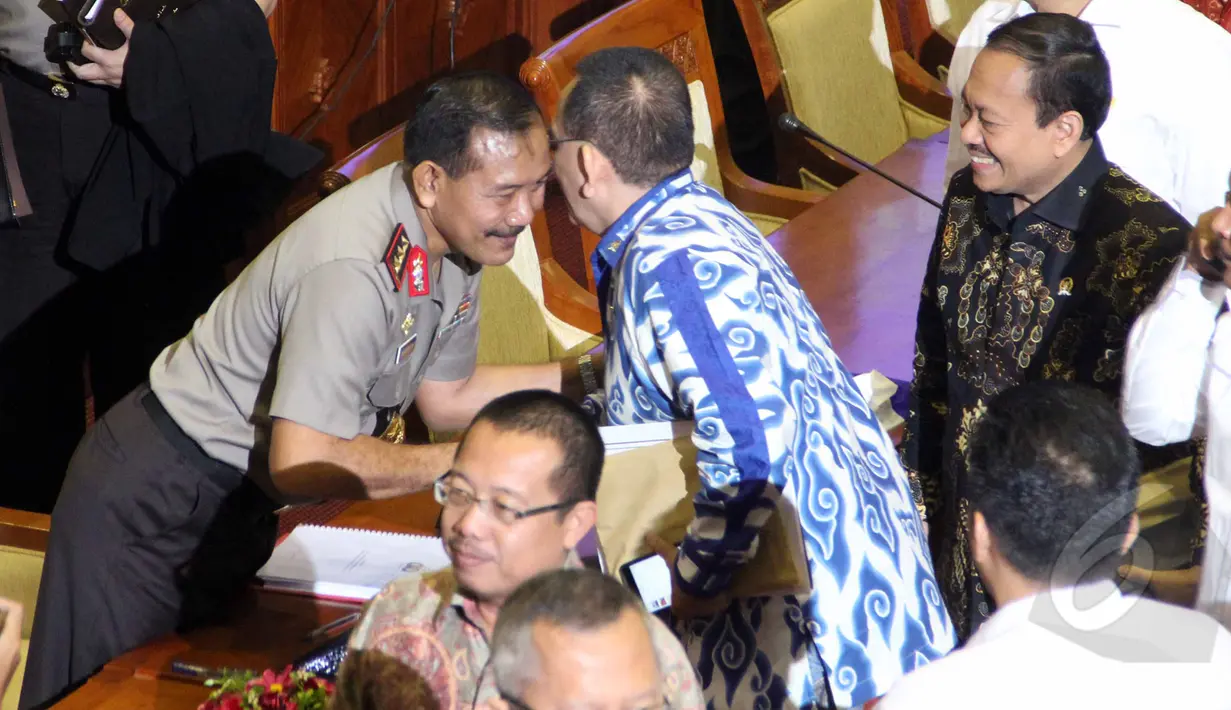 Komjen Pol Badrodin Haiti mendapat ucapan selamat dari anggota Komisi III usai mengikuti Uji kelayakan dan kepatutan (fit and proper test) calon Kapolri di Komisi III DPR, Jakarta, Kamis (16/4/2015).(Liputan6.com/Helmi Afandi)