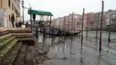 Gondola berlabuh di sepanjang kanal saat air surut di Venesia, Italia, 21 Februari 2023. Venesia yang mana banjir biasanya menjadi masalah utama, menghadapi air surut tidak biasa. (AP Photo/Luigi Costantini)