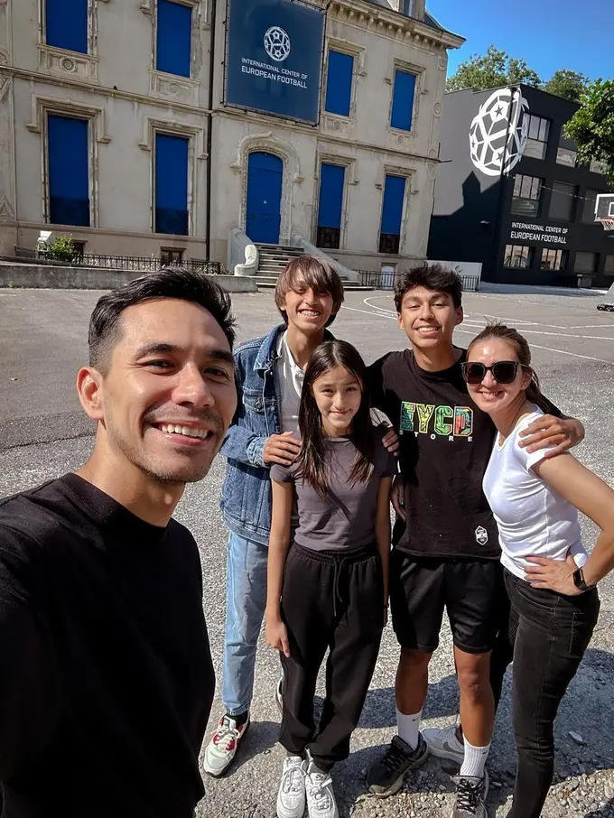 Donna Agnesia-Darius Sinathrya dan anak