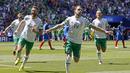 Pemain Republik Irlandia, Robbie Brady merayakan gol bersama rekan-rekannya ke gawang Prancis pada babak 16 besar Piala Eropa 2016 di Stade de Lyon, Lyon, Minggu (26/6/2016).  (REUTERS/Robert Pratta)