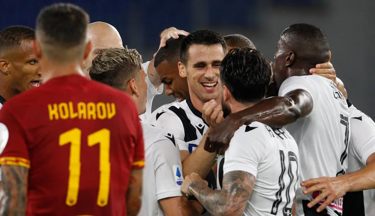 Gelandang Udinese, Kevin Lasagna (tengah) berselebrasi dengan rekannya usai mencetak gol ke gawang AS Roma pada pertandingan lanjutan Liga Serie A Italia di stadion Olimpiade Roma, Italia (2/7/2020). Roma takluk 0-2 atas Udinese. (AP Photo/Riccardo de Luca)