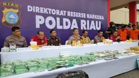 Polda Riau memperlihatkan barang bukti sindikat narkoba internasional berupa sabu dan ekstasi. (Liputan6.com/M Syukur)