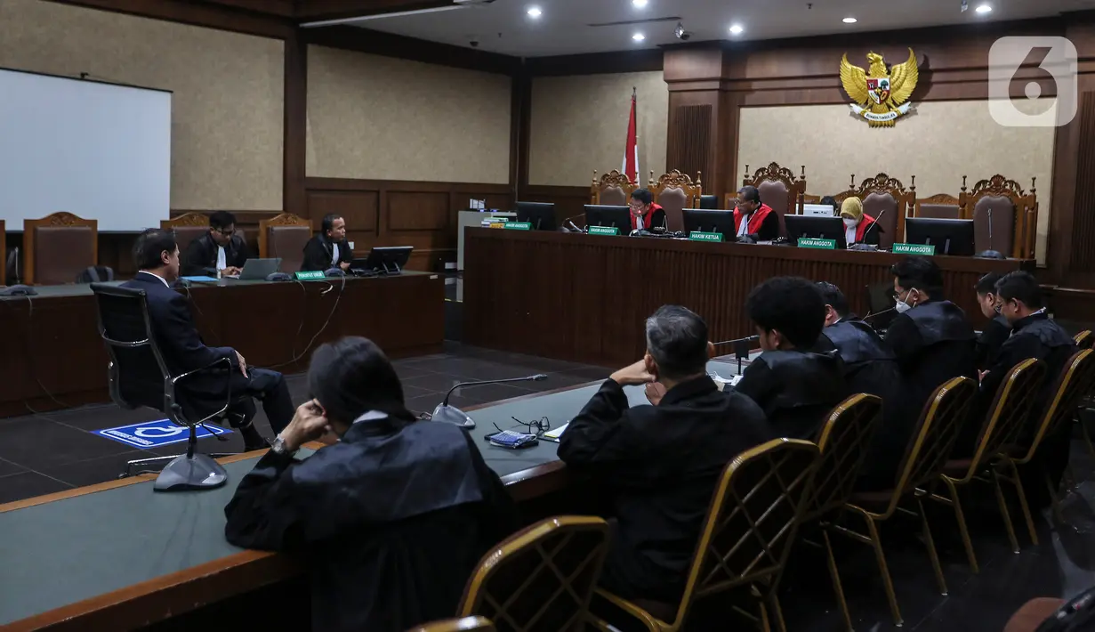 Suasana sidang vonis dengan Direktur PT Diratama Jaya Mandiri Irfan Kurnia Saleh alias Jhon Irfan Kenway di Pengadilan Tipikor, Jakarta, Rabu (22/2/2023). Jhon Irfan Kenway divonis 10 tahun penjara dan denda Rp 1 miliar subsider 6 bulan penjara. (Liputan6.com/Johan Tallo)