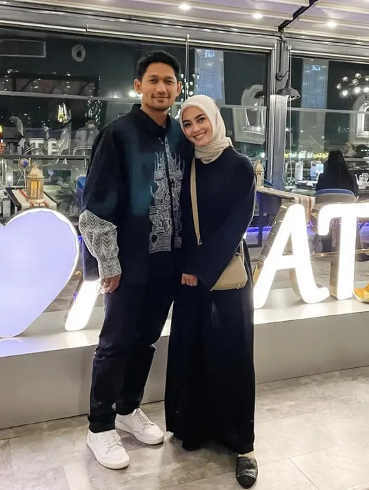 Bersama sang suami, Ririn tampil dengan maxi dress hitam polos yang cukup dikombinasikan dengan kerudung segi empat dan sling bag. Warna sandalnya oun serasi dengan dressnya.@ririnekawati