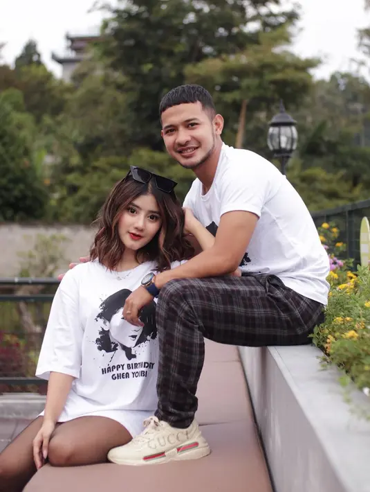 Pemain dengan nomor punggung 18 ini juga sering mengunggah potret kebersamaan dengan sang kekasih, Ghea Youbi. Kali ini, keduanya juga tampil serasi dengan kaus putih. (Liputan6.com/IG/@gianzolanasrullohnugraha)