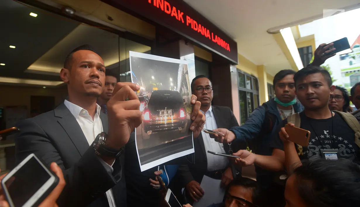 Kuasa hukum Ronny Yuniarto, Febby Sagita menunjukkan gambar mobil yang diduga milik anggota Komisi III DPR Herman Hery usai membuat laporan penganiayaan di Polres Metro Jakarta Selatan, Kamis (21/6). (Merdeka.com/Imam Buhori)