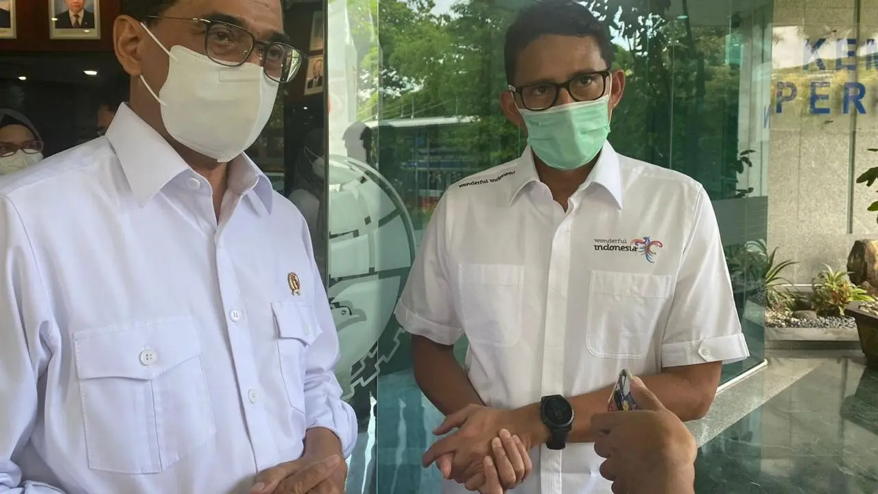 Mengakselerasi percepatan pemulihan pariwisata dan ekonomi kreatif, Sandiaga Uno berkolaborasi dengan Menteri Perhubungan Budi Karya Sumadi. (Dok Kemenhub)