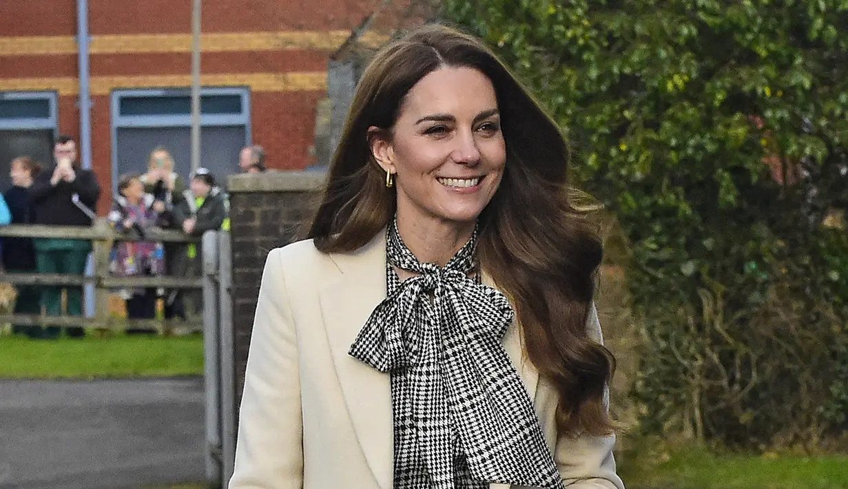<p>Kate Middleton, Putri Wales dari Inggris mengunjungi Ty Hafan, panti asuhan anak-anak yang berlokasi di Sully, dekat Cardiff, yang mendukung keluarga-keluarga di Wales, pada tanggal 30 Januari 2025. (Dok: Richard Pohle / POOL / AFP)</p>