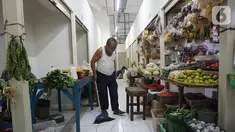 Seorang pedagang pasar menyapu di Jakarta, Senin (28/10/2019). Badan Pusat Statistik (BPS) Provinsi DKI Jakarta mencatat sebagian harga komoditi di Jakarta mengalami penurunan yang menyebabkan deflasi sebesar 0,04 persen selama September 2019. (Liputan6.com/Angga Yuniar)