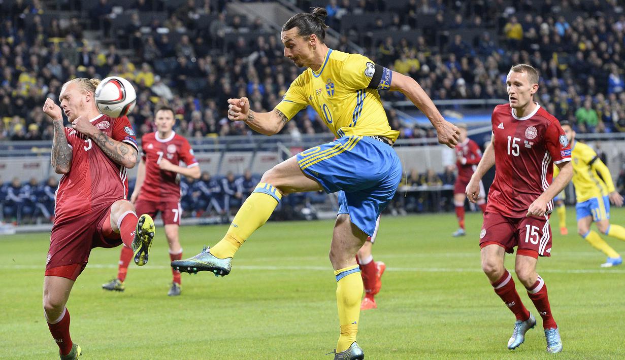 Striker Swedia, Zlatan Ibrahimovic, berusaha mencetak gol ke gawang Denmark pada laga play-off Piala Eropa 2016 di Friends Arena, Swedia, Minggu (15/11/2015) dini hari WIB. (AFP Photo/Jonathan Nackstrand)
