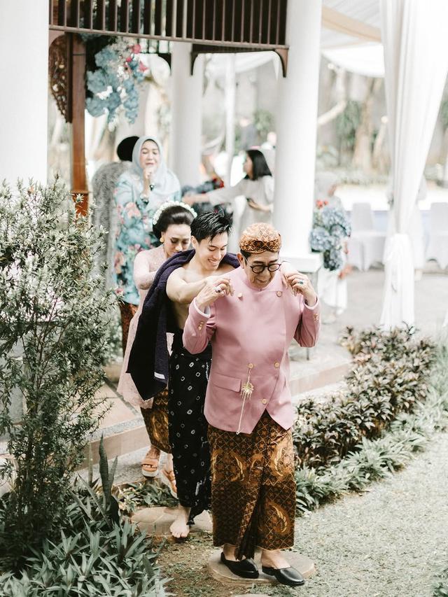 7 Potret Kompak Yayuk Suseno dan Henry Yosodiningrat di Momen Haru Siraman Anak