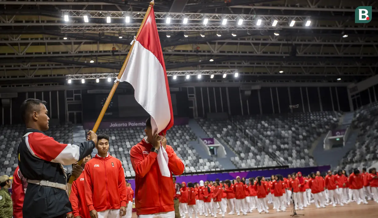 Para atlet melakukan ritual mencium bendera saat acara pengukuhan kontingen Indonesia di Istora Senayan, Jakarta, Minggu (5/8/2018). Pada Asian Games XVIII, Indonesia menurunkan 938 atlet. (Bola.com/Vitalis Yogi Trisna)