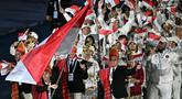 Kontingen Indonesia tampil memukau dengan mengenakan pakaian adat saat upacara pembukaan SEA Games 2025 di Stadion Nasional Rajamangala, Bangkok, pada Selasa (9/12/2025) malam WIB. (AFP/Lillian Suwanrumpha)
