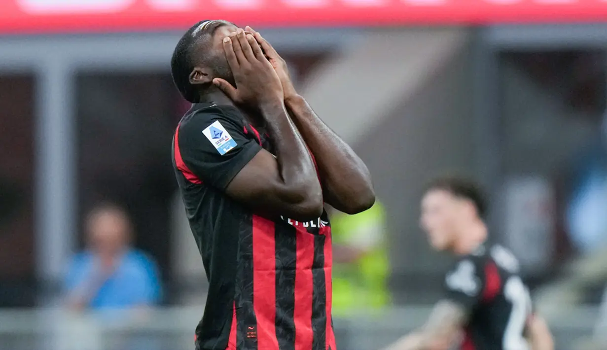 Pemain AC Milan, Youssouf Fofana, tampak kecewa setelah takluk dengan skor 1-2 oleh Cremonese di laga matchday 1 Serie A 2025/2026 di San Siro, Minggu (24/08/2025) dini hari WIB. (AP Photo/Luca Bruno)