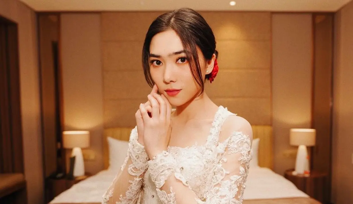 Tampil dengan tatanan rambut sanggul sederhana saat memakai kebaya putih, wanita asal Bandung ini mendapat berbagai pujian netizen. Pasalnya, ia terlihat begitu anggun dengan tatanan rambut yang simpel. (Liputan6.com/IG/@isyanasarasvati)