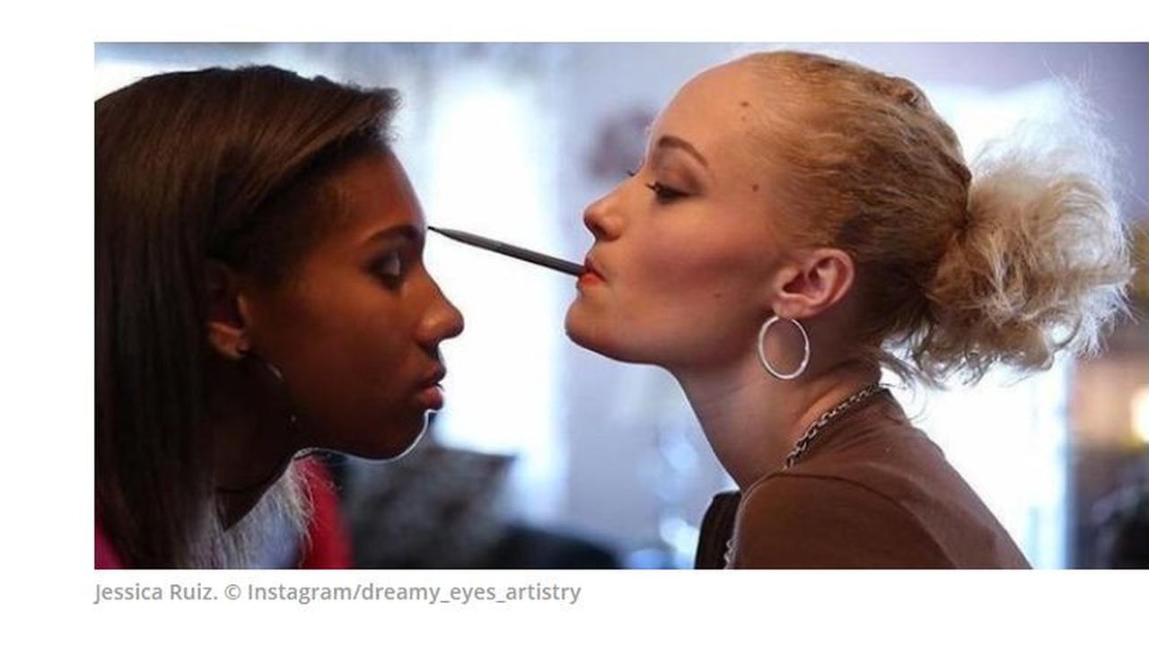 Dengan kondisinya sebagai seorang disabilitas, Jessica Ruiz justru terampil merias wajah dengan menggunakan mulutnya