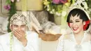 Ketika akad nikah, Nagita dan Raffi Ahmad memilih mengenakan baju adat Jawa serba putih. Raffi tampil dengan beskap, ronce melati, lengkap dengan blankon batiknya. [@theleonardi]