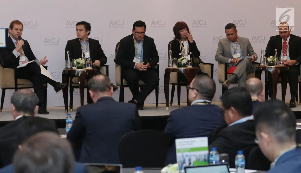 Sejumlah panelis memberikan pemaparan dalam forum Asian Venture Capital Journal (AVCJ) yang diselenggarakan di Jakarta, Kamis (25/4). Pertemuan AVCJ ke-8 ini untuk saling memberikan pandangan mengenai industri mutakhir tentang isu-isu domestik, regional dan global. (Liputan6.com/Angga Yuniar)