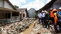 Ipuk saat meninjau lokasi banjir di Banyuwangi. (Hermawan/Liputan6.com)