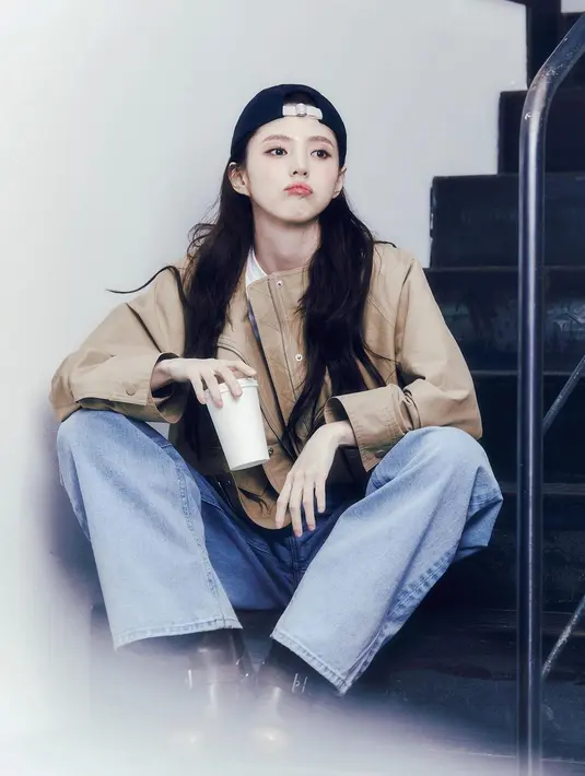 Lihat gemasnya Han So Hee dengan pose duck face yang mirip. Ia tampil mengenakan kaus putih, yang ditumpuk dengan jaket cokelat dan padu padan celana jeans, serta topi biru navy yang dipakai dengan cara dibalik. [Foto: Instagram/xeesoxee]