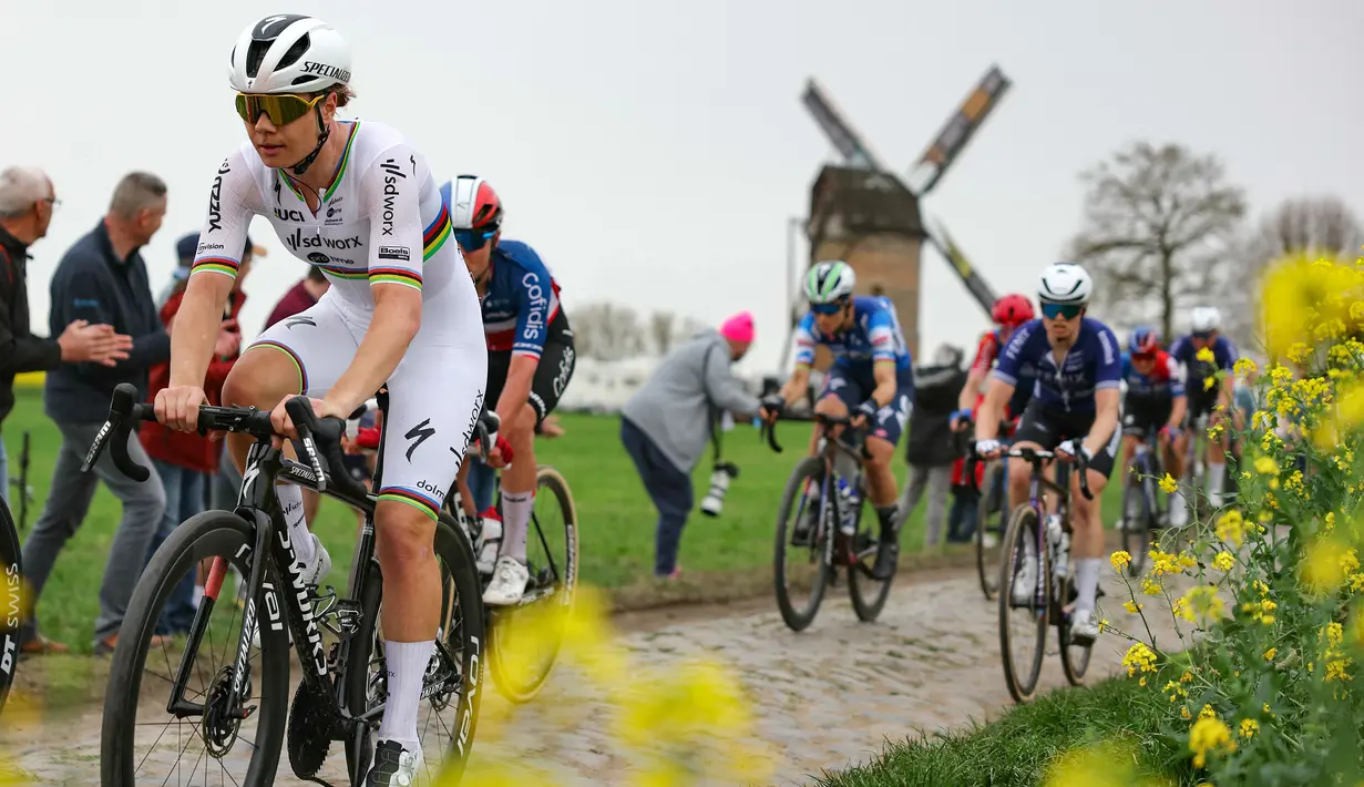 Pembalap Team SD Worx - Protime, Lotte Kopecky (kiri) memacu sepedanya saat perlombaan balap sepeda Paris Roubaix Femmes 2024 yang menempuh 148,5km antara Denain hingga Roubaix, Prancis, Sabtu (06/07/2024) waktu setempat. (AFP/Thomas Samson)
