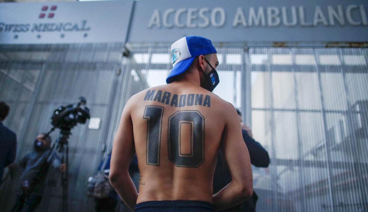 Seorang Fans Diego Maradona berada di depan Rumah Sakit di La Plata, Argentina, Selasa (3/11/2020). Sejumlah fans Argentina berkumpul di depan rumah sakit untuk memberi dukungan kepada sang legenda. (AP/Natacha Pisarenko)