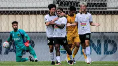 Tuan rumah Bhayangkara FC harus menerima pil pahit takluk 1-4 dari tamunya, PSS Sleman pada laga lanjutan pekan ke-25 BRI Liga 1 2023/2024 di Stadion STIK, Jakarta Selatan, Kamis (22/2/2024). Gol-gol kemenangan PSS Sleman dicetak lewat brace Ricky Cawor dan masing-masing satu gol dari Hokky Caraka dan Ajak Chol Riak. Sementara satu-satunya gol tuan rumah dihasilkan lewat aksi Henry Mathias Mier. Hasil ini membuat The Guardians belum beranjak dari dasar klasemen alias posisi ke-18 dengan baru mengoleksi 15 poin dari 25 laga. (Bola.com/Bagaskara Lazuardi)