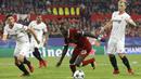 Gelandang Liverpool, Sadio Mane, menggiring bola saat melawan Sevilla pada laga Liga Champions di Stadion Ramon Sanchez Pizjuan, Sevilla, Selasa (21/11/2017). Kedua klub bermain imbang 3-3. (AP/Miguel Morenatti)