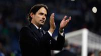 Pelatih Lazio, Simone Inzaghi bertepuk tangan usai pertandingan melawan FC Red Bull Salzburg pada leg pertama babak perempat final Liga Europa di stadion Olimpiade di Roma, Italia (5/4). Lazio menang 4-2. (AP Photo / Gregorio Borgia)
