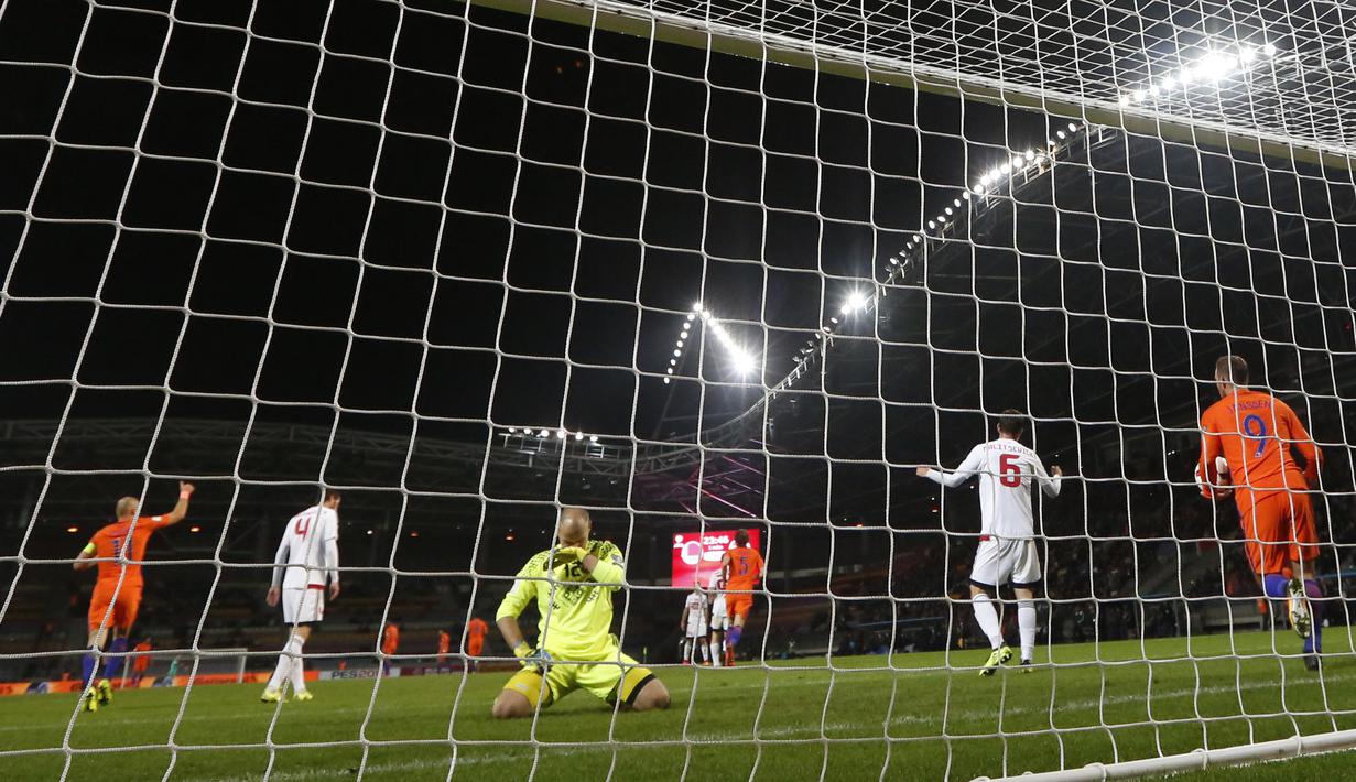 Kiper Belarusia, Sergei Chernik, tampak kecewa usai dibobol gelandang Belanda, Davy Propper, pada laga kualifikasi Piala Dunia 2018 di Stadion Borisov Arena, Borisov, Sabtu (7/10/2017). Belarusia kalah 1-3 dari Belanda. (AP/Sergei Grits)
