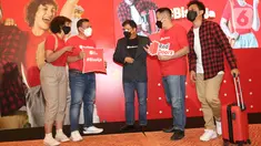 CEO of RedDoorz Amit Saberwal (tengah), didampingi Ikon RedDoorz Dora dan Redi, Head of Marketing RedDoorz Indonesia Irfan Badruzaman dan Director of Hotel Partners Yudhistira dalam konferensi pers peluncuran kembali Kampanye #BisaAja di Jakarta (21/10/2021). (Liputan6.com)
