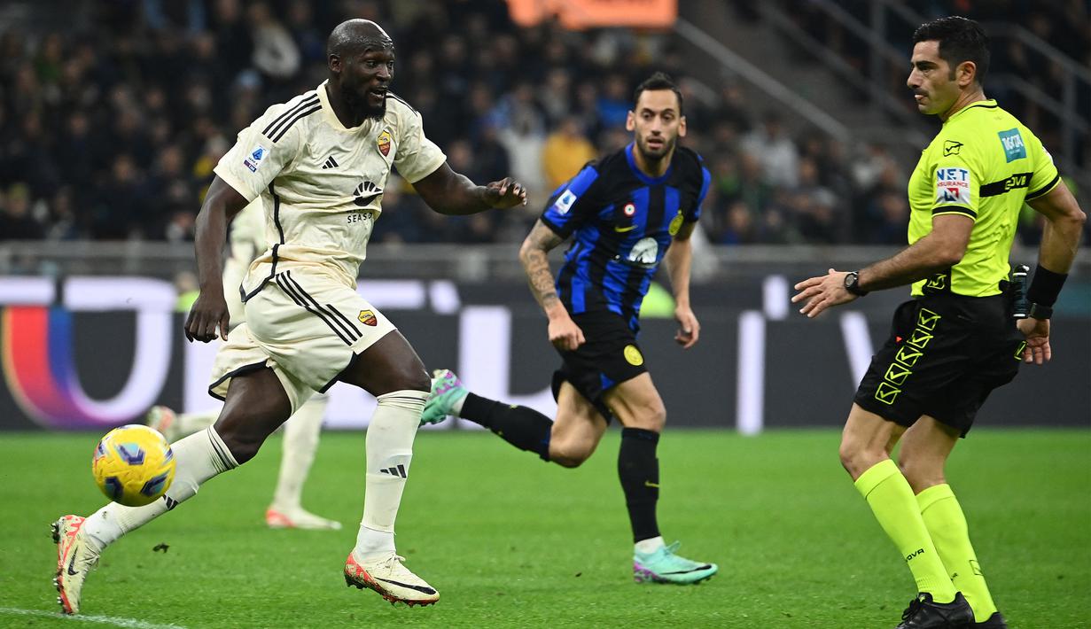 Pemain AS Roma, Romelu Lukaku (kiri) berusaha mengontrol bola saat pertandingan pekan ke-10 Liga Italia 2023/2024 melawan Inter Milan yang berlangsung di San Siro Stadium, Milan, Minggu (29/10/2023). (AFP/Isabella Bonotto)