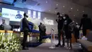 Pelayat memberi penghormatan terakhir untuk George Floyd di Gereja The Fountain of Praise, Houston, Amerika Serikat, Senin (8/6/2020). Ribuan pelayat datang memberi penghormatan terakhir untuk George Floyd yang akan dimakamkan. (AP Photo/David J. Phillip, Pool)