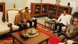 Presiden Joko Widodo (Jokowi) menerima kedatangan dua pedagang yang tokonya dijarah perusuh aksi 22 Mei, di Istana Merdeka, Jumat (24/5/2019). Pedagang Abdul dan Ismail ini mengalami kerugian setelah warung kopinya di Jl H Agus Salim dan di KH Wahid Hasyim dijarah massa. (Liputan6.com/Angga Yuniar)